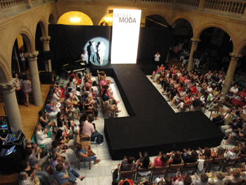 Vista panoramica del patio del Palacio de Figueroa, donde tuvo lugar el desfile.